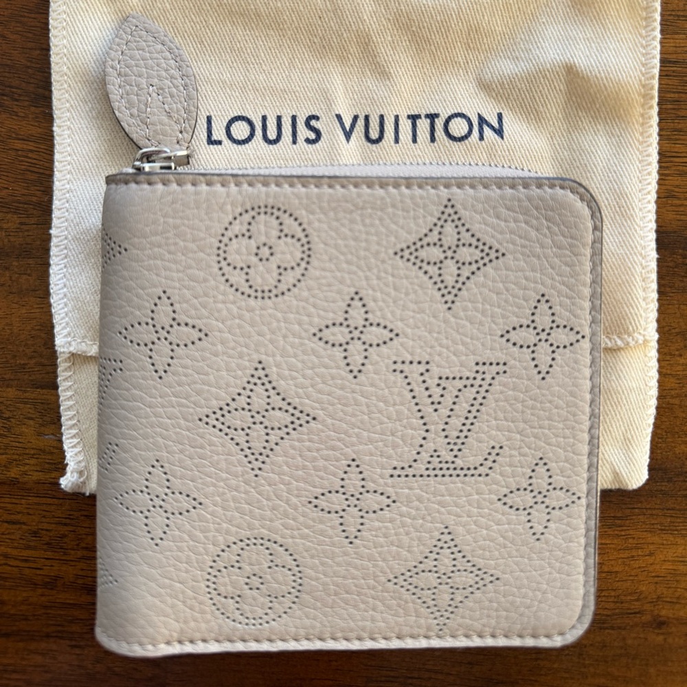 Louis Vuitton Gray Monogram Mahina Zippy Wallet